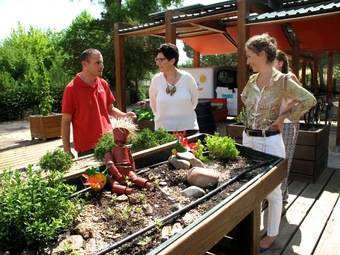 Carlos, trabajador del Aula de Educación Ambiental; Susana Pérez Quislant, alcaldesa de Pozuelo y Mónica García Molina, concejal de Cultura