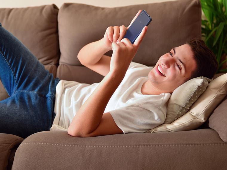 El 70% de los jóvenes de 18 a 24 años reconoce que prefiere ligar a través del móvil