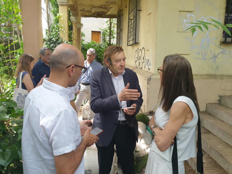 Angel Orensanz, escultor y propietario del Palacete, charla con Ana Hernández y Helio Cobaleda, concejales del PSOE de Pozuelo