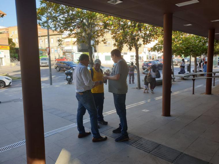 El portavoz socialista junto con militantes explicando a los usuarios de Pozuelo sus propuestas