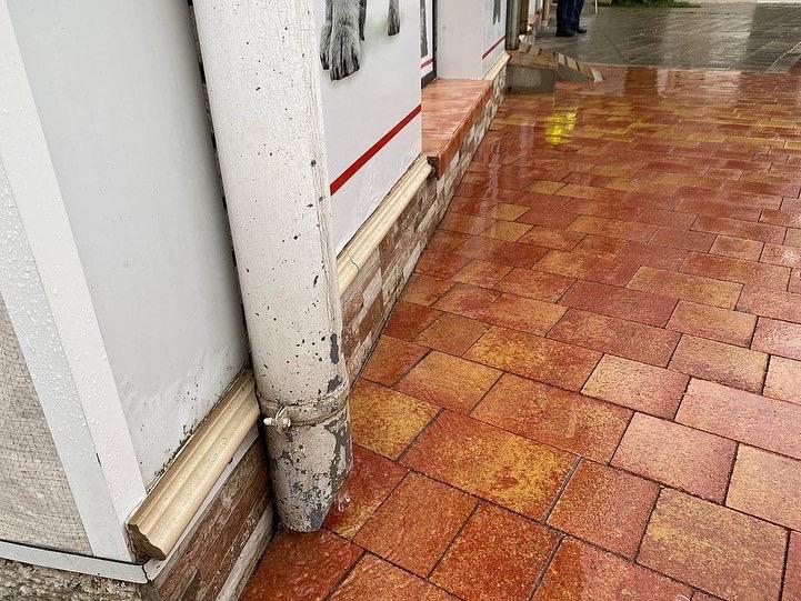 La mala realización de las obras en la calle Cirilo Palomo hace que los locales comerciales se inunden cuando llueve