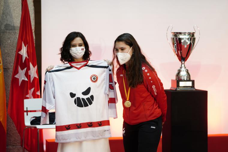 Díaz Ayuso celebra el éxito del deporte femenino madrileño con las campeonas de la Copa de la Reina de voley y hockey en línea y sobre hielo