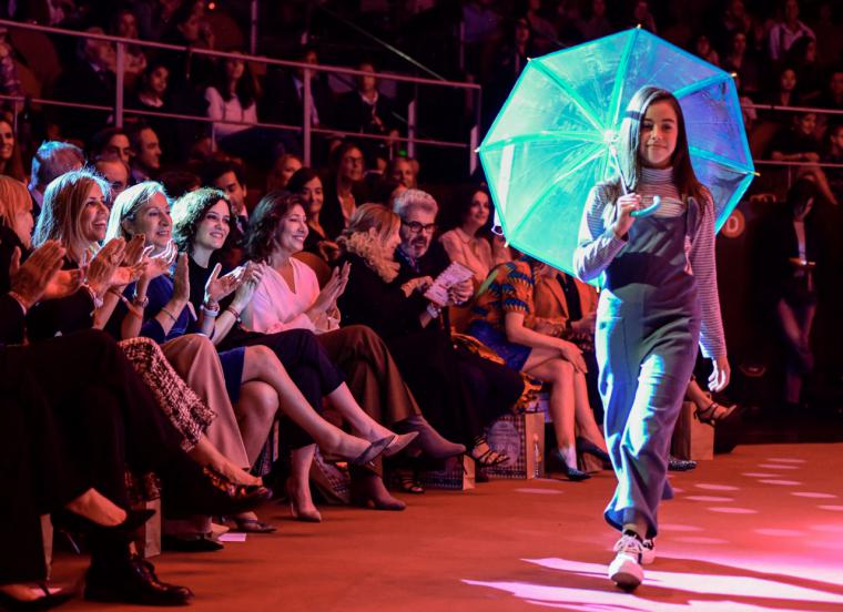 Díaz Ayuso asiste a un desfile de moda infantil a beneficio de la investigación contra el cáncer