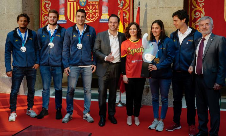 Díaz Ayuso elogia “la ilusión, la disciplina, el compromiso y la humildad de los waterpolistas españoles”