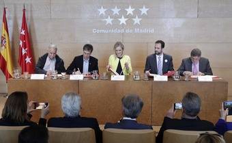 Cifuentes firma con los sindicatos 3 acuerdos laborales para los empleados públicos