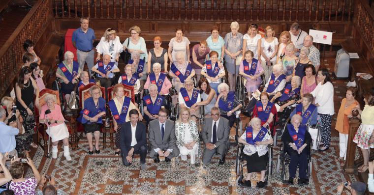 Cifuentes rinde homenaje a los madrileños centenarios