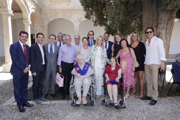 Cifuentes rinde homenaje a los madrileños centenarios