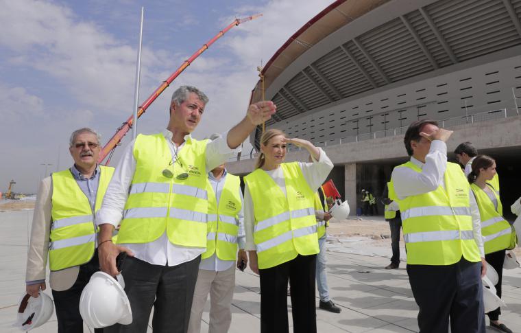 Cifuentes califica el futuro estadio del Atlético como un nuevo icono de Madrid