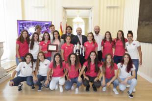 Rollán rinde homenaje al CD Tacón tras su ascenso a la Liga Iberdrola de fútbol femenino