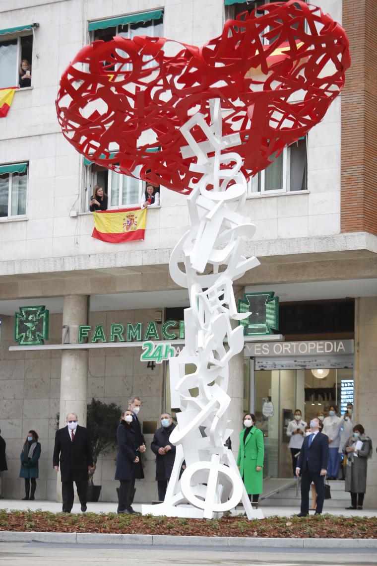 Díaz Ayuso participa en la inauguración de un monumento homenaje a los sanitarios fallecidos por el COVID-19 en España