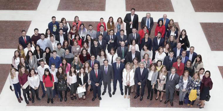 Presidente de la Comunidad de Madrid, Ángel Garrido junto a jóvenes beneficiarios del programa Impulsando Talento