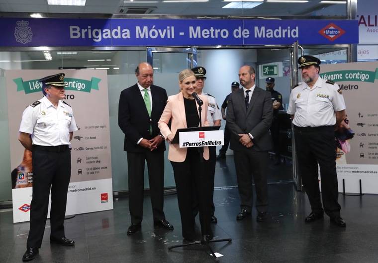 Cifuentes celebra el éxito del acceso de los perros al Metro, más de 135.000 en un año