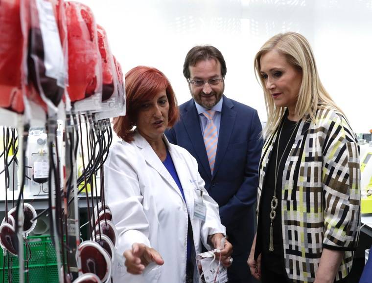 Cifuentes anima a los madrileños a donar sangre