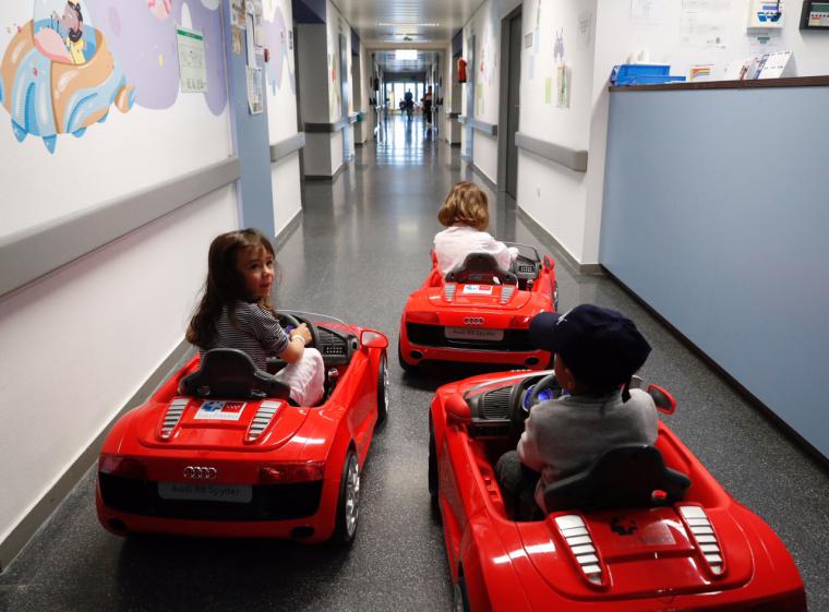 La Comunidad incorpora coches eléctricos para niños en los hospitales para reducir la ansiedad previa a una cirugía