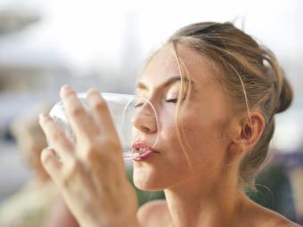 Mito o realidad: ¿Beber mucha agua ayuda a hidratar mejor la piel?