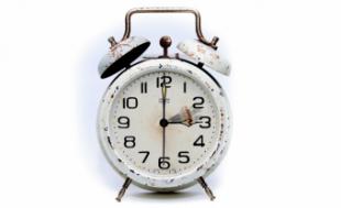 Adelantar el reloj, ¿una medida eficaz o una costumbre discutible?
