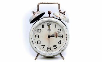 Adelantar el reloj, ¿una medida eficaz o una costumbre discutible?