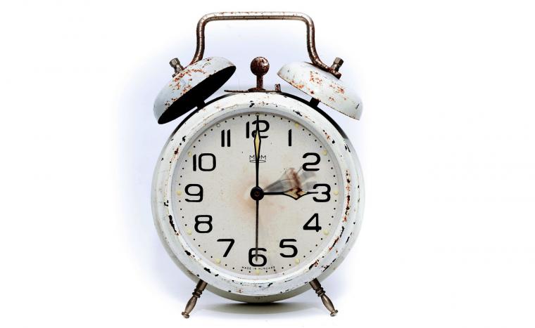 Adelantar el reloj, ¿una medida eficaz o una costumbre discutible?