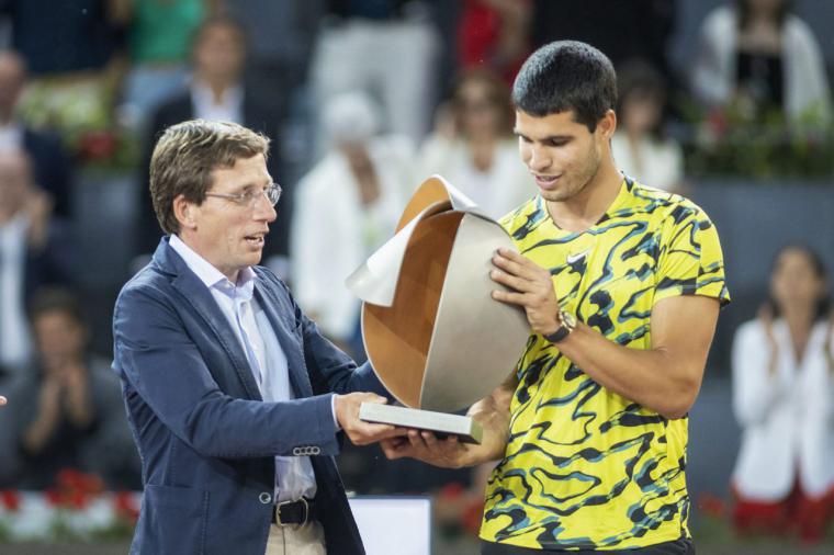 Almeida entrega el trofeo del Mutua Madrid Open a Carlos Alcaraz