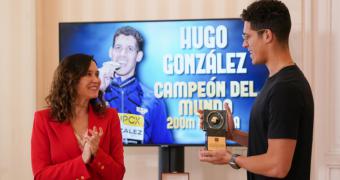 Díaz Ayuso felicita al nadador Hugo González por su campeonato del mundo y destaca su “ejemplo de humildad, talento, disciplina y sacrificio”