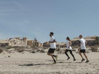 El placer de correr en una playa virgen