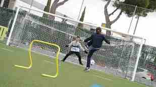 Las exfutbolistas Keka Vega y Jade Boho hacen rodar la pelota en el césped del British Council School en Pozuelo