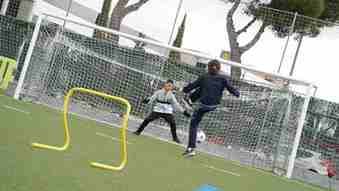 Las exfutbolistas Keka Vega y Jade Boho hacen rodar la pelota en el césped del British Council School en Pozuelo