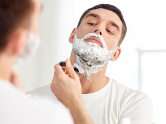 Cómo recortar la barba del cuello en casa: la técnica que realza tu mandíbula