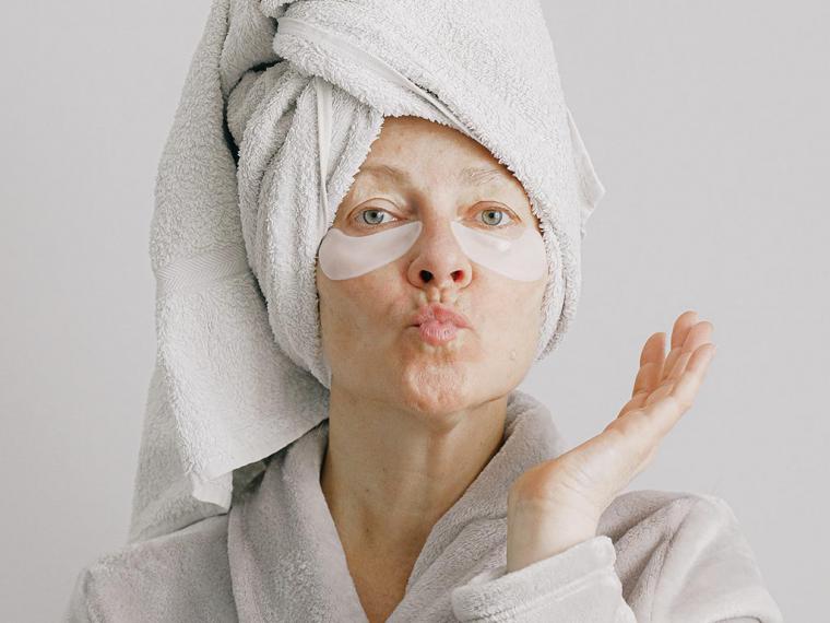 ¿Cómo cambia la piel con la menopausia?