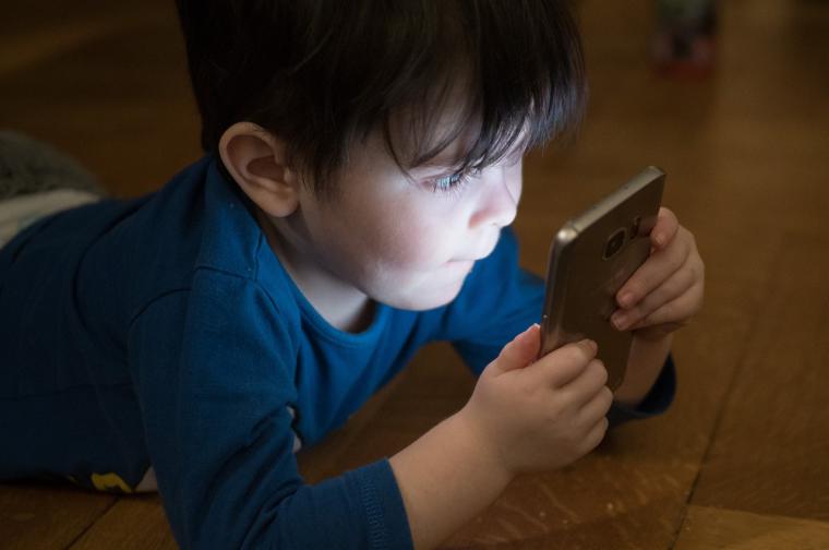 Pantallas para todos, reflexión para nadie: el costoso experimento educativo que España insiste en repetir