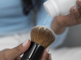 ¿Cómo limpiar las brochas de maquillaje según los maquilladores?
