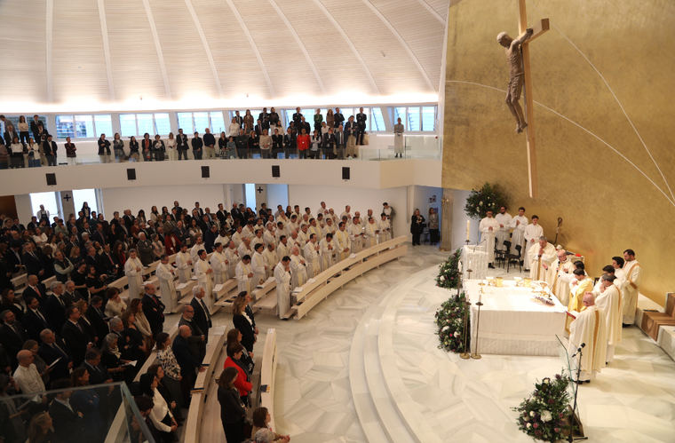 La Universidad Francisco de Vitoria inaugura su nueva capilla universitaria en el 30 aniversario de su fundación, marcando un hito en su historia