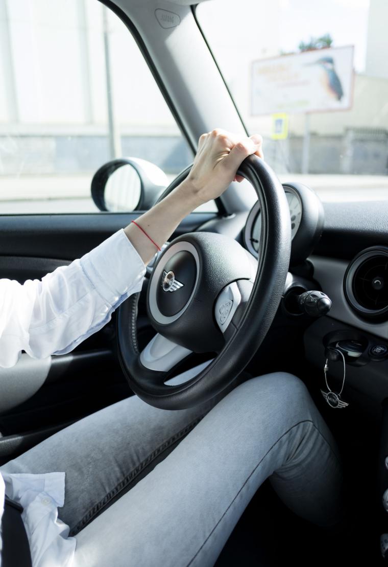 Las mujeres conducen mejor que los hombres: un estudio tumba el mito