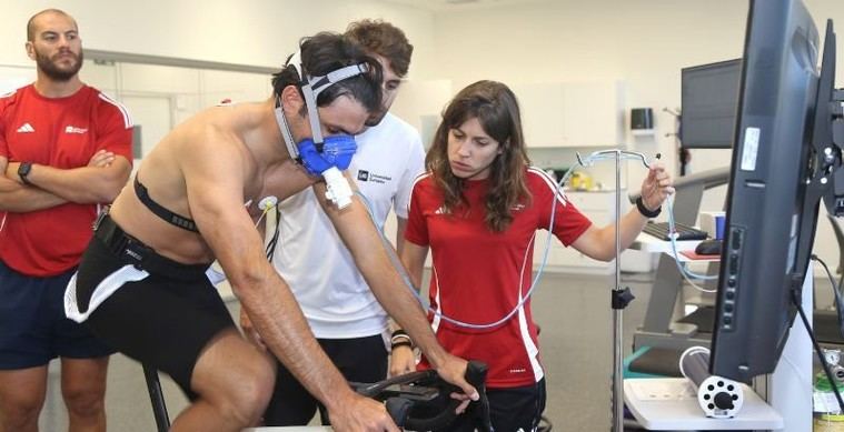 Carlos Sainz evalúa su condición física en la Universidad Europea