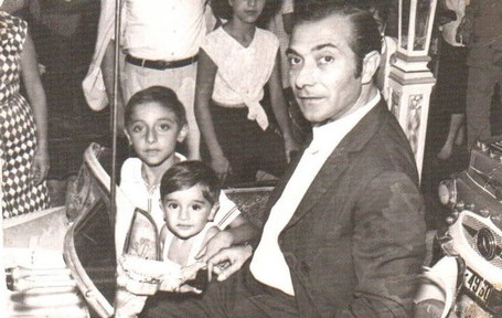 Antonio Carmona con su padre y con su hermano en un cochecito de la feria