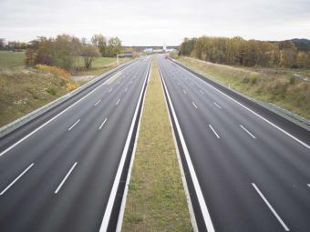 ¿Cuáles son las ventajas de la señal V-16 en autopistas y autovías?