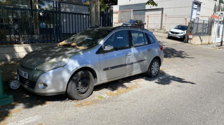 Coche aparcado mucho tiempo vs. coche abandonado en Madrid: dónde está el límite