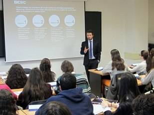 El profesor Carlos Mota impartiendo el seminario a un grupo de alumnos de bachillerato del colegio María Virgen de Madrid.
