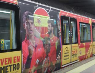 Si vas a la Copa Davis, muévete en el Metro, vinilado con los jugadores y países participantes