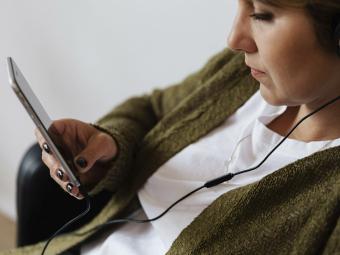 Tech Neck: Una experta antiaging te cuenta qué es y cómo evitarlo