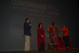 Carlos Ulecia, concejal de Educación, con los narradores de 'Cuentamundos'