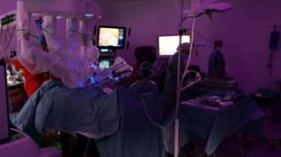 El Hospital público Gregorio Marañón inicia su actividad utilizando tecnología robótica avanzada para atender a pacientes en el área de Ginecología.