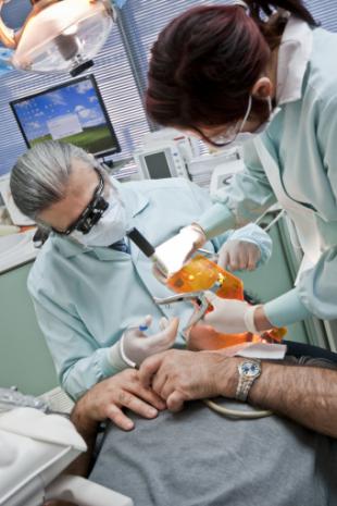 Comienzan los tratamientos gratuitos de salud bucodental que benefician a 360.000 mayores de 80 años