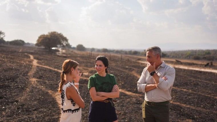 Díaz Ayuso elogia a bomberos y voluntarios por su labor en incendios forestales