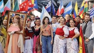 Díaz Ayuso da inicio a la Cabalgata de Hispanidad 2025 en Madrid