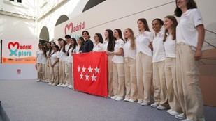 Díaz Ayuso anima a jóvenes premiados a ser embajadores de Madrid en su viaje a Egipto