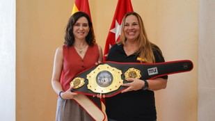 Díaz Ayuso homenajea a la pentacampeona mundial de kajukenbo Cristina Álvarez