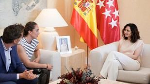 Díaz Ayuso homenajea a la esquiadora paralímpica Audrey Pascual en un acto oficial