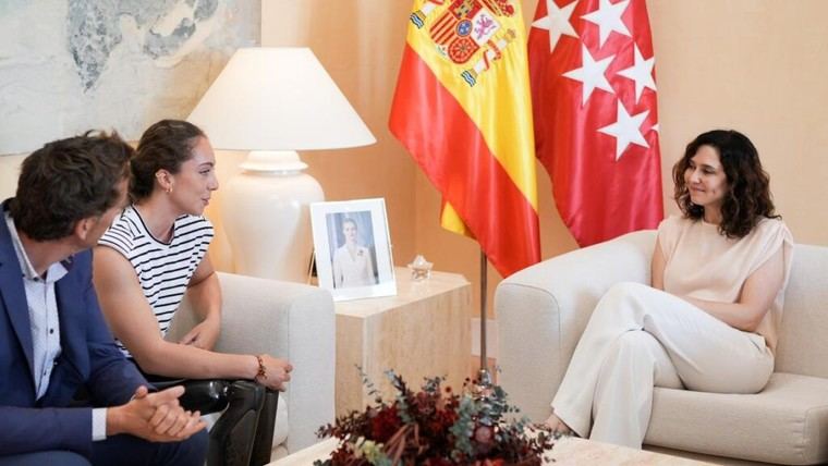 Díaz Ayuso homenajea a la esquiadora paralímpica Audrey Pascual en un acto oficial