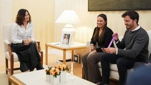 Díaz Ayuso homenajea a los campeones mundiales de tiro con arco en Madrid